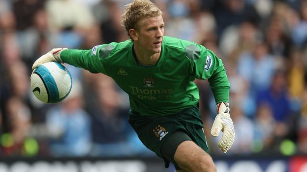
                <strong>Joe Hart - 19 Jahre.</strong><br>
                Joe Hart - 19 Jahre. Das Eigengewächs von Manchester City darf mit 19 Jahren das erste Mal im Trikot der "Citizens" auflaufen. Sein Trainer damals: Stuart Pearce. Der junge Engländer hält bei seinem Debüt gegen Sheffield United die Null - Endstand: 0:0.
              