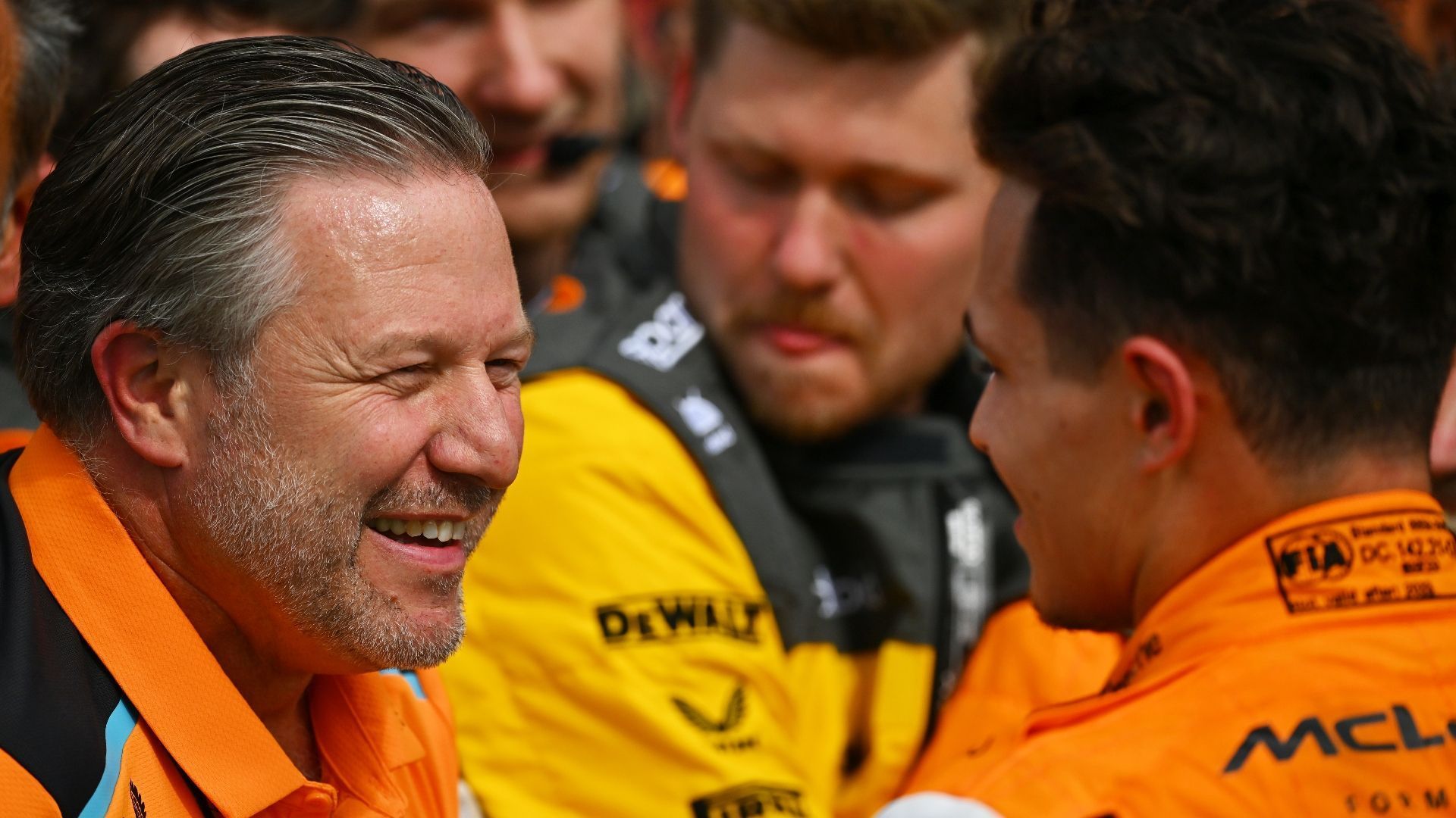 
                <strong>Gewinner: McLaren</strong><br>
                Was ist eigentlich in den letzten Wochen mit dem Team aus Woking passiert? In den ersten acht Rennen sammelt die Truppe von Zak Brown mickrige 17 Punkte. In den folgenden zwei Rennen in Österreich und Großbritannien sind es 42! Ja, die Kurse in Spielberg und Silverstone mit ihren schnellen Kurven liegen den orangen Fahrern offensichtlich mehr als die zuvor. Trotzdem muss man die Vorteile erst einmal so eiskalt ausnutzen. In Budapest in zwei Wochen sollte man von McLaren aber keine Wunderdinge erwarten. Dann ist die Formel 1 auf dem Mickey-Mouse-Kurs mit den langsamen Kurven zu Gast.
              