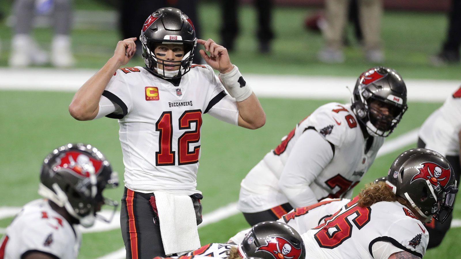 
                <strong>4. Platz: Tom Brady</strong><br>
                &#x2022; Team: Tampa Bay Buccaneers -<br>&#x2022; Quote: +1.000 (bei einem Einsatz von 100 US-Dollar gewinnt man 1.100 US-Dollar) -<br>&#x2022; Passing Yards 2020: 4.633 (3. Platz)<br>
              