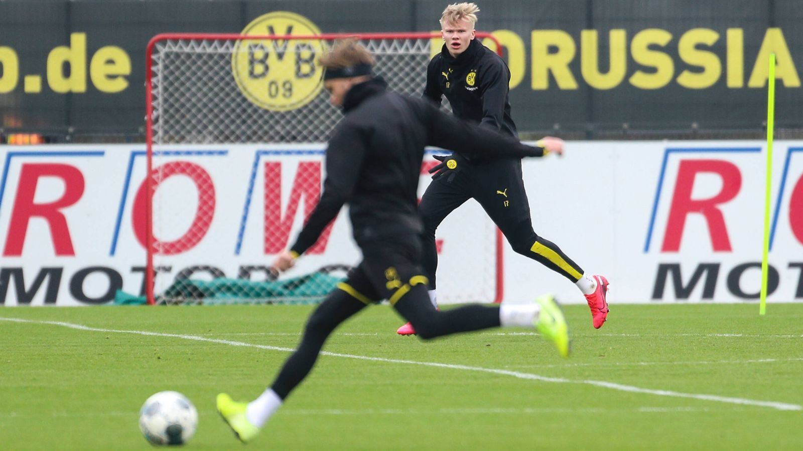 
                <strong>Borussia Dortmund</strong><br>
                Sofortiger Einstieg ins Mannschaftstraining nach "sehr konstruktiven Gesprächen mit dem örtlichen Gesundheitsamt".
              