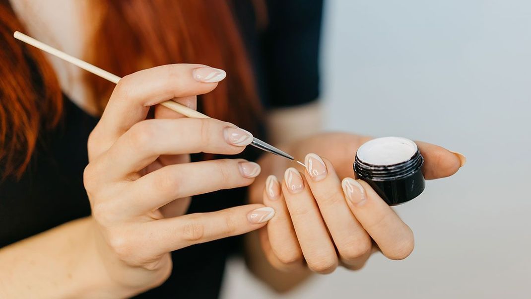 Welche Vorteile hat ein Peel-Off-Nagellack? Im Artikel erklären wir dir die Vorteile des Nagellacks zum Abziehen und stellen den Unterschied zwischen Striplac und Shellac erklärend dar. 