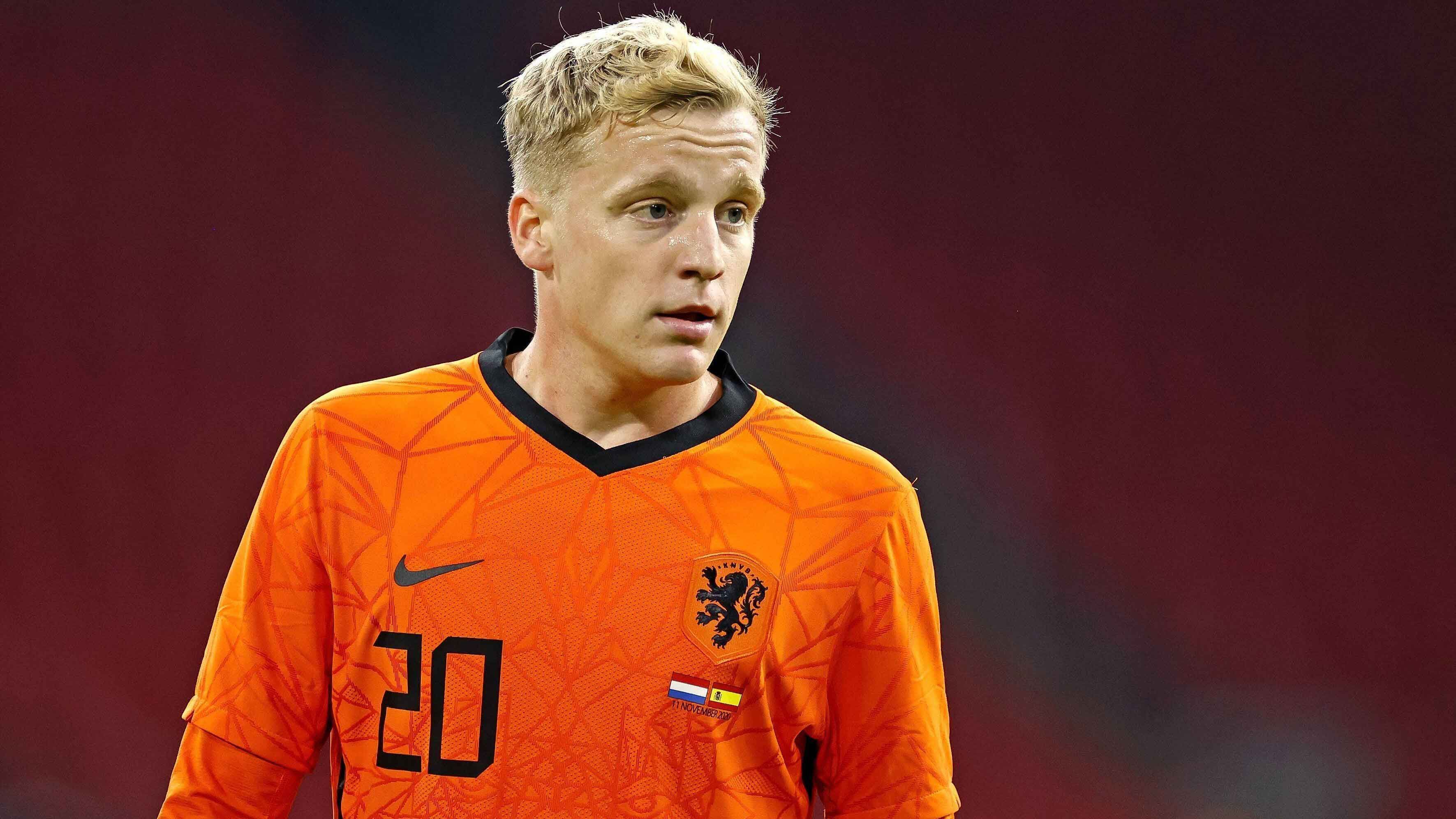 
                <strong>Donny van de Beek (Niederlande)</strong><br>
                Der 24-jährige Mittelfeldspieler Donny van de Beek von Manchester United muss seine Teilnahme bei der EM 2021 aufgrund einer Verletzung absagen. Das gab der niederländische Fußballverband bekannt. Nach Keeper Jasper Cillesen, der die EM aufgrund einer Corona-Erkrankung verpasst, ist van de Beek der zweite prominente Ausfall der Niederländer. ran zeigt weitere Stars, die die EM-Endrunde 2021 verletzungsbedingt verpassen werden.
              