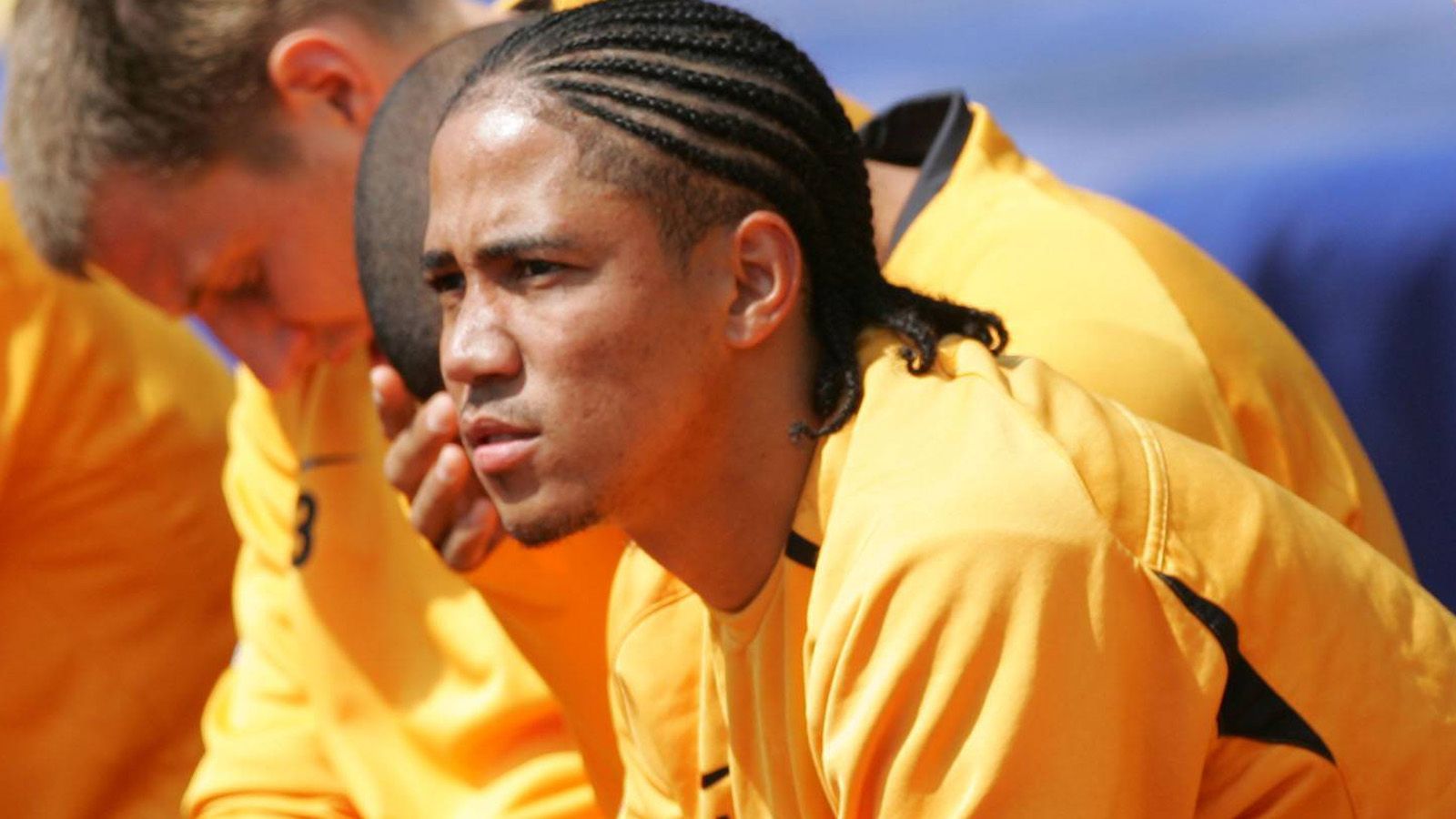 
                <strong>Ersatzbank: Steven Pienaar</strong><br>
                Der Mittelfeldspieler war als Nachfolger von Tomas Rosicky angedacht. Dafür wäre allerdings eine gewisse Effektivität erforderlich gewesen. Steven Pienaar absolvierte in der Saison 2006/2007 zwar 25 Bundesligaspiele, dabei gelang ihm aber kein einziges Tor und nur eine Torvorlage. Nach nur einer Spielzeit war das Missverständnis beendet.
              