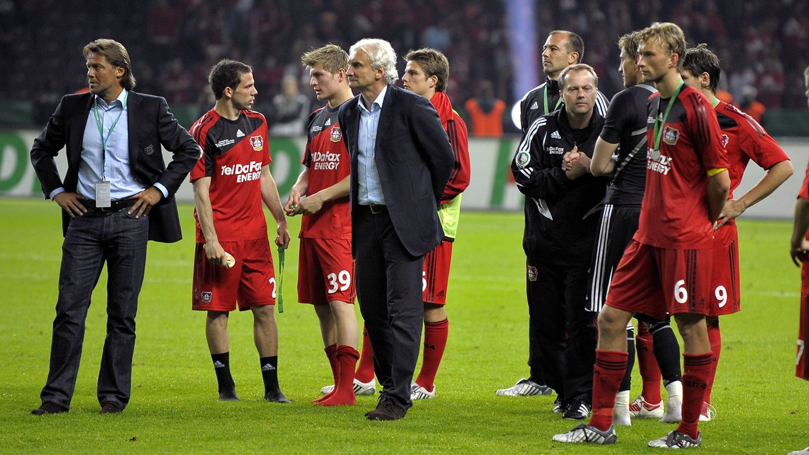 
                <strong>2009: Die dritte Pokalfinal-Pleite</strong><br>
                Es dauert einige Jahre, bis sich der Werksklub von dieser Enttäuschung erholt. 2009 steht Bayer endlich wieder in einem Finale. Im Endspiel des DFB-Pokals geht es gegen Werder Bremen. Wieder ist die Werkself im entscheidenden Moment nicht da und verliert auch dieses Finale mit 0:1. Das dritte Pokalfinale, die zweite Niederlage.
              