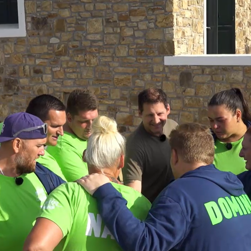 Team Grün steht mit Trainer Ramin im Kreis zusammen und alle halten die Hände in die Mitte.