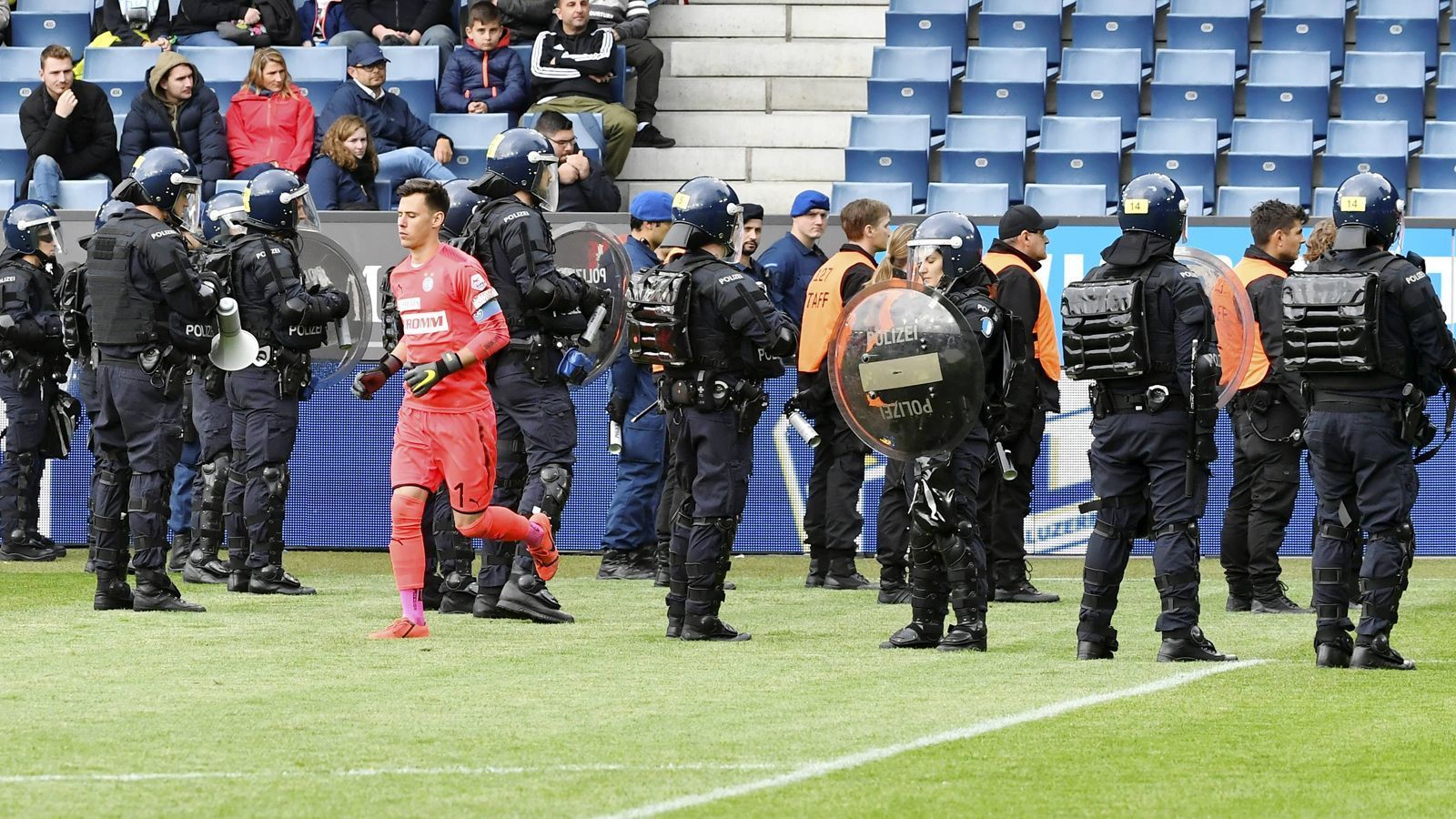 
                <strong>Skandalöser Grasshopper-Abstieg: Die Schande von Zürich</strong><br>
                Einige Grasshopper-Ultras, unter ihnen laut Schweizer Medienberichten auch bekannte Neonazis, forderten die Spieler des Super-League-Absteigers auf, ihr Trikot sowie die Hose abzugeben und anschließend in Unterhose zurück in die Kabine zu gehen - die absolute Demütigung! Einige Akteure der Zürcher kamen dieser krassen "Bitte" tatsächlich nach, Kapitän Heinz Lindner (Mi.) stellte sich zudem als einer der wenigen Spieler persönlich dem Mob entgegen.
              