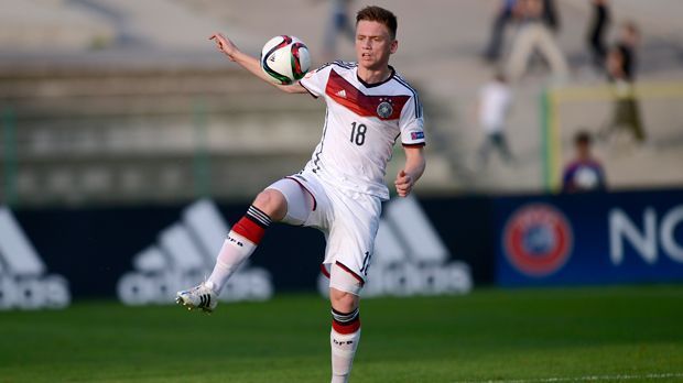 
                <strong>Abwehr: Jonas Busam</strong><br>
                Abwehr: Jonas Busam. Bei der EM verpasste Jonas Busam keine Sekunde - Coach Wück bezeichnet ihn als "Kilometerfresser". Auf der rechten Abwehrseite ist der Spieler vom SC Freiburg gesetzt, obwohl er im Verein in der Innenverteidigung oder im defensiven Mittelfeld eingesetzt wir.
              