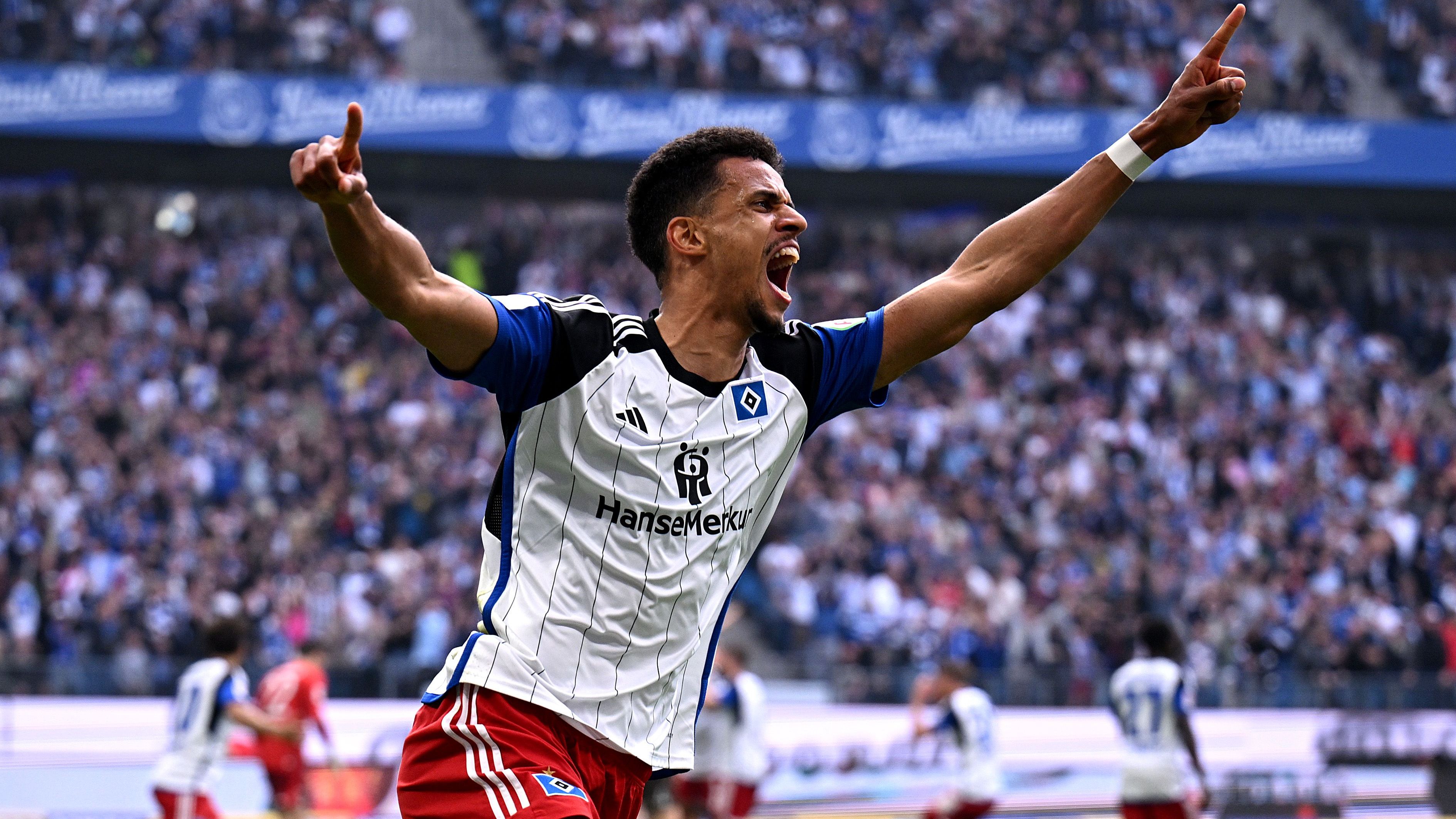 <strong>Glatzel jubelt vergeblich über den HSV-Führungstreffer</strong><br>HSV-Torjäger Robert Glatzel erzielte in der 24. Minute das vermeintliche 1:0 für die Gastgeber vor 57.000 Zuschauern im ausverkauften Volksparkstadion. Der Jubel verebbte aber kurz später, denn der Treffer wurde wegen eines vermeintlichen Foulspiels des Angreifers aberkannt.&nbsp;