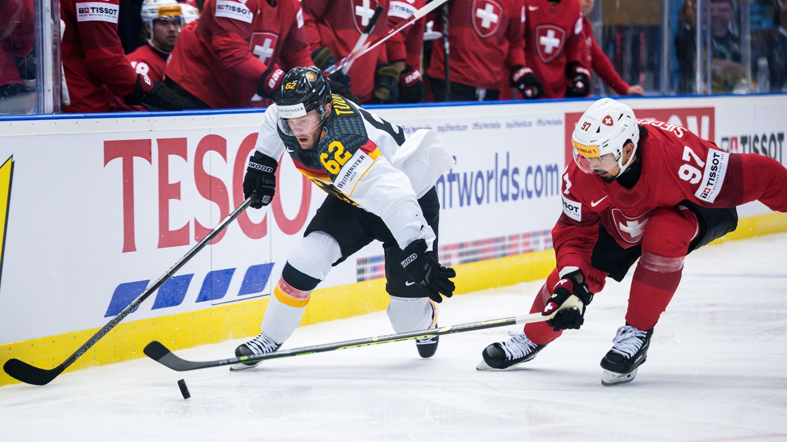 <strong>Power Play</strong><br>Deutschland geht als bestes Power-Play-Team des Turnier in dieses Spiel und zeigt auch warum: Der zwischenzeitliche Anschlusstreffer zum 1:2 fällt dann in Überzahl. Wenn das DEB-Team zu Chancen kommt, dann mit einem Mann mehr. Großer Makel: In der ersten Überzahlmöglichkeit kassieren die DEB-Jungs ein Gegentor - Höchststrafe!