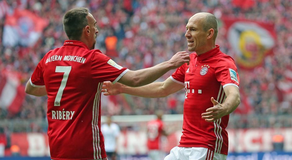 
                <strong>Flügelpositionen</strong><br>
                Auch Arjen Robben und Franck Ribery sind mit 33 beziehungsweise 34 Jahren in einem gehobenen Alter. Spielen sie auf Topniveau, was noch oft genug passiert, sind "Robbery" eine Waffe auf den Flügeln. Sind sie jedoch verletzt oder außer Form, gibt es Probleme. Beide haben noch Vertrag bis 2018, spätestens dann sollte gleichwertiger Ersatz zur Stelle sein. Denn...
              