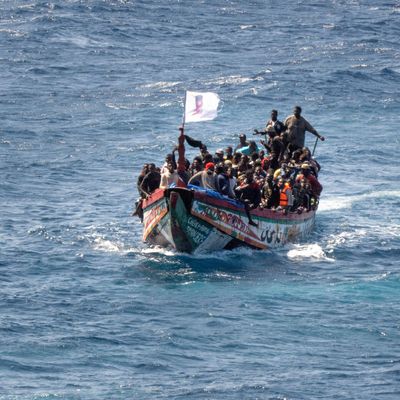 Migranten in einem Holzboot