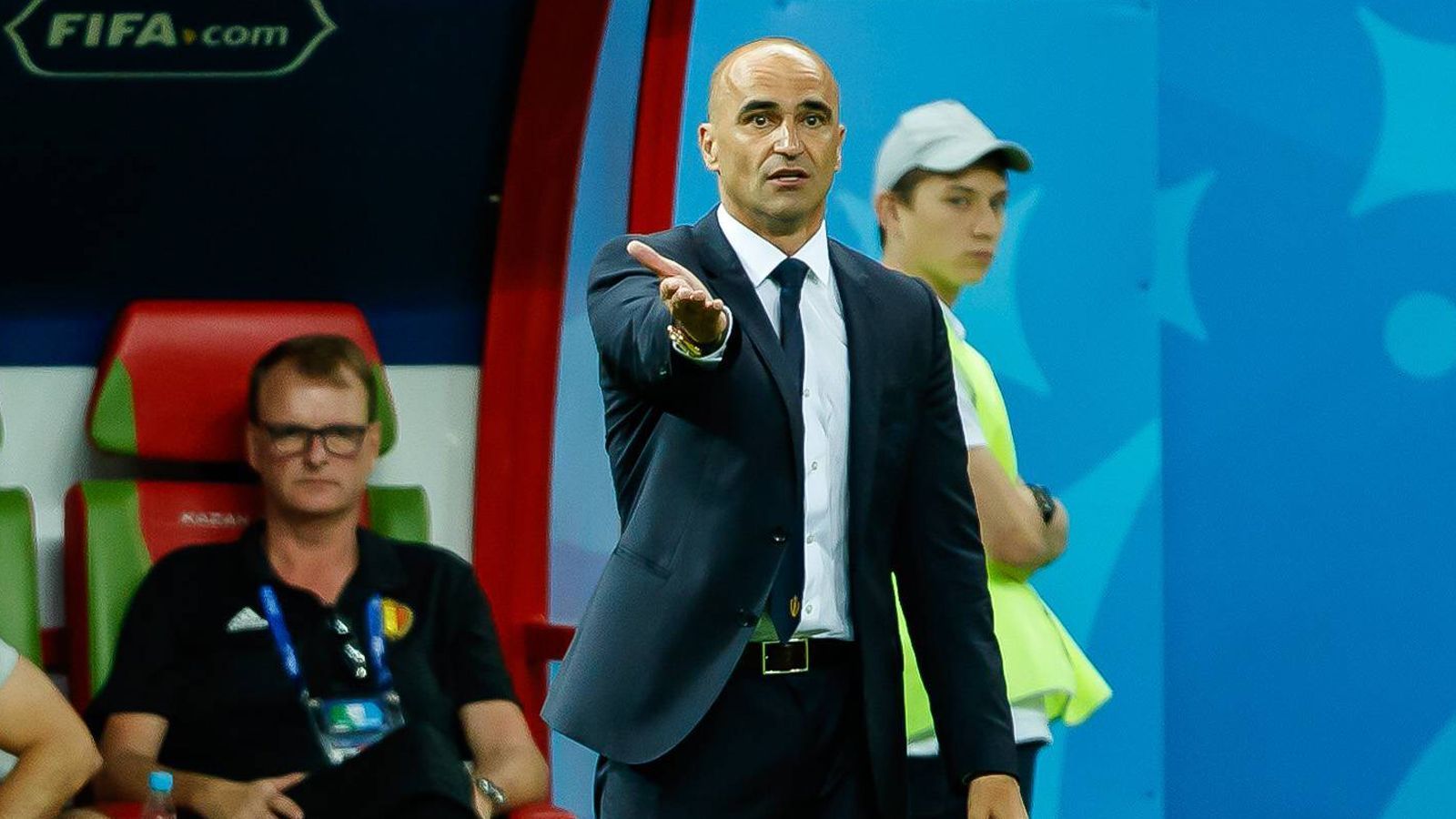 
                <strong>Roberto Martinez (Belgien)</strong><br>
                Roberto Martinez baute die Grenzen in der belgischen Nationalmannschaft weiter ab. Flame oder Wallone? Welche Sprache wird gesprochen? Das waren früher die interessanten Fragen, heute sind es vor allem sportliche, taktische. Die Gräben sind nicht komplett zugeschüttet, aber es herrscht Ruhe, was eine Menge wert ist. Vielleicht liegt es daran, dass Martinez gebürtiger Spanier und mit einer Schottin verheiratet ist. Sein Vorbild ist die niederländische Legende Johan Cruyff, sein Co-Trainer Thierry Henry.
              