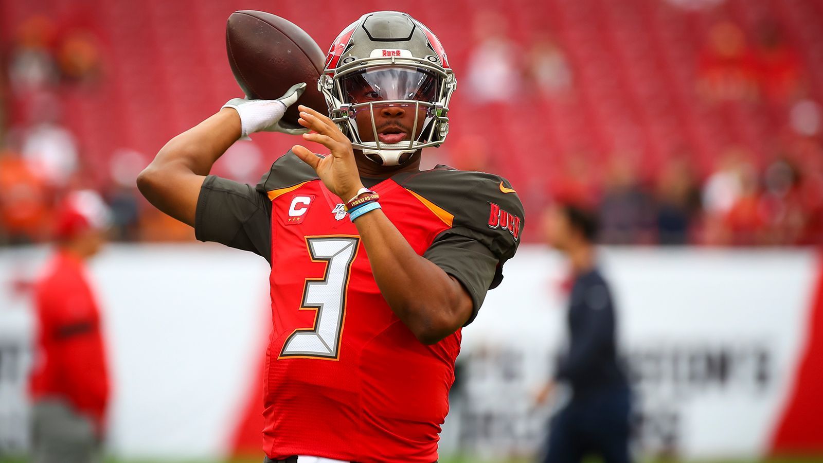 
                <strong>Jameis Winston und die Starting-Quarterback-Frage</strong><br>
                Jameis Winston steht momentan bei keinem Team unter Vertrag. Nach fünf Spielzeiten bei den Tampa Bay Buccaneers scheint immer noch nicht wirklich klar zu sein, ob der 26-Jährige das Zeug zum Starter hat. In der vergangenen Saison knackte er die 5.000 Passing-Yard-Marke und warf für 33 Touchdowns. Allerdings verbuchte Winston 30 Interceptions. Das Potenzial des ehemaligen First-Overall-Picks wird als enorm hoch eingestuft, doch kann er seine Fehler glatt bügeln?
              