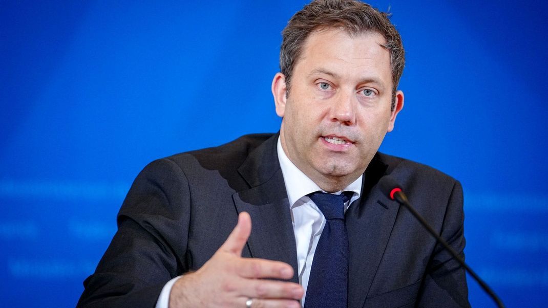 Bundesfinanzminister Lars Klingbeil warnt vor einem drohenden Beitragssprung bei den Sozialversicherungen und fordert umfassende Strukturreformen.