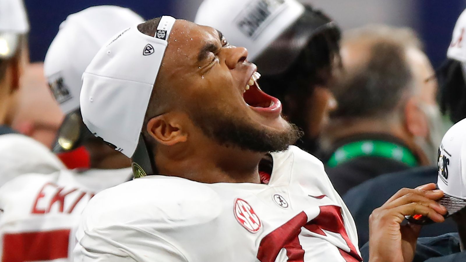 
                <strong>1. Pick: Jacksonville Jaguars - Evan Neal, OT, Alabama</strong><br>
                Erste Priorität der Jacksonville Jaguars ist es, ihren hoffungsvollen Quarterback und ersten Pick des Vorjahres Trevor Lawrence zu beschützen. Deshalb nehmen sie den nominell besten Offensive Tackle im Draft.
              