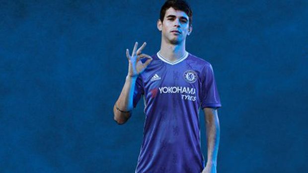 
                <strong>FC Chelsea Heimtrikot</strong><br>
                Der FC Chelsea gibt sich in der kommenden Saison ganz klassisch in blau. Auf der Brust der Spieler wird wie bereits in der laufenden Saison der Sponsor "Yokohama" zu finden sein. Das Chelsea-Wappen wird in einem dunkleren Blau häufiger auf dem Trikot zu sehen sein. Die Fans der "Blues" sind allerdings verärgert. Allein das Trikot kostet im Vergleich zur vorherigen Saison-Ausgabe 30 Prozent mehr. So müssen die Anhänger 120 Euro ohne (!) Beflockung für ein Exemplar zahlen. Für eine Beflockung sind weitere 15 Euro fällig. Wer auf das Premier-League-Logo am Ärmel nicht verzichten möchte, muss mit zusätzlichen 6,50 Euro rechnen. Ein voll ausgestattetes Trikot kostet dann 141,50 Euro. Dabei sind Hose und Stutzen nicht inbegriffen. 
              
