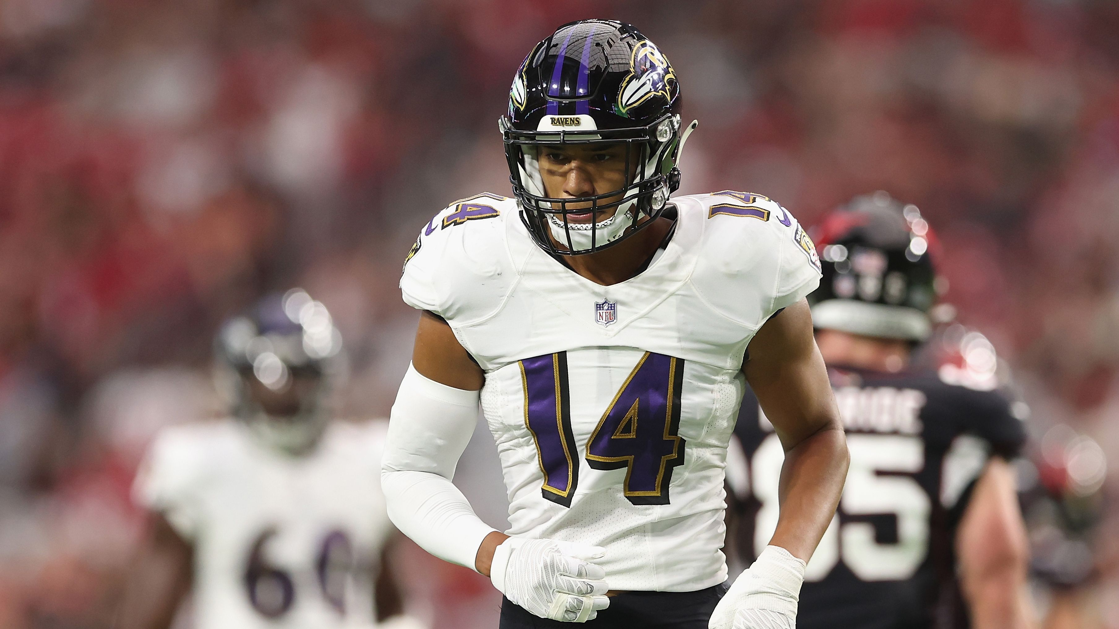 
                <strong>AFC North: Baltimore Ravens - Safety Kyle Hamilton </strong><br>
                Nach dem Abgang von Safety Chuck Clark in der Offseason per Trade zu den New York Jets dürfte Vorjahres-Erstrundenpick Kyle Hamilton deutlich mehr in den Fokus rücken. Nachdem der vielseitig einsetzbare Defensive Back 2022 auch als Slot Cornerback zum Einsatz kam, soll er in der kommenden Saison zum Starting Safety an der Seite von Neuzugang Marcus Williams aufsteigen. Hamilton gilt als Playmaker, der in seiner Debütsaison mit 62 Tackles (vier Tackles for Loss), zwei Sacks, fünf Pass Breakups and einem Forced Fumble seinen frühen Pick rechtfertigte und das Potenzial zum zukünftigen Pro Bowler besitzen könnte.
              