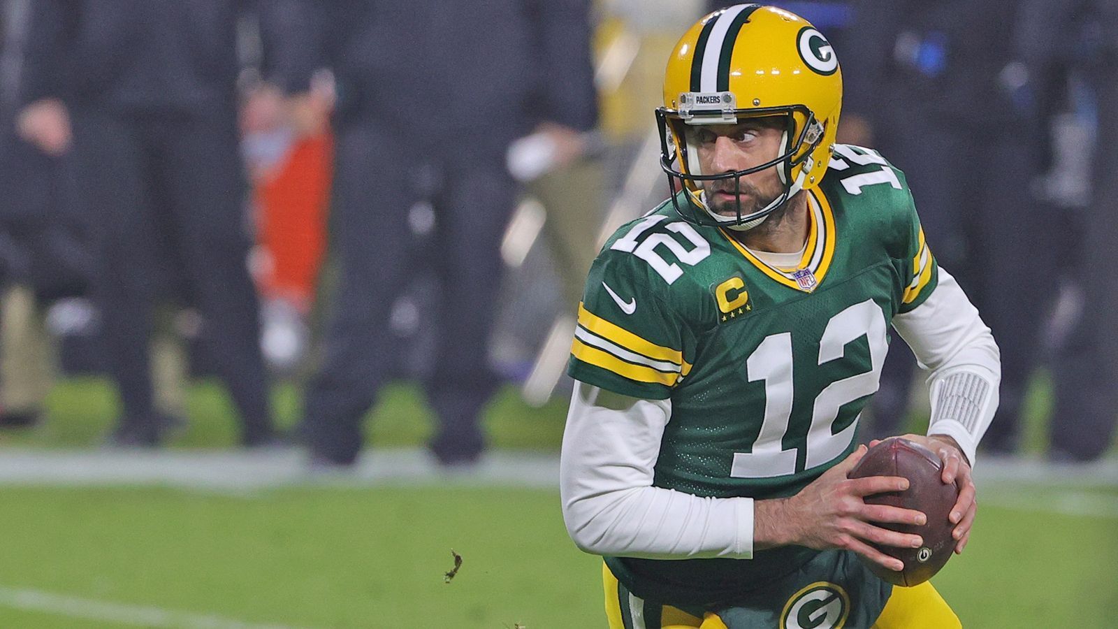 
                <strong>Quarterback: Aaron Rodgers (Green Bay Packers)</strong><br>
                "Schlechte Jahre für mich sind Karrierejahre für andere", sagte Aaron Rodgers (berechtigterweise) vor ein paar Wochen zu Pat McAfee. Doch was, wenn Rodgers ein Karrierejahr hat? Wie lässt sich das dann mit anderen Quarterbacks vergleichen? Richtig: gar nicht. Der 37-Jährige spielte eine der, vielleicht sogar die beste Saison seiner Laufbahn, er führt die NFL in Passquote (70,7 Prozent), TD-Pässen (48) und Passer-Rating (121,5) an. Rodgers ist erst der dritte Quarterback, der in einer Saison mindestens 40 Touchdowns und weniger als acht Interceptions verzeichnet. Die anderen beiden: Aaron Rodgers 2011 und Aaron Rodgers 2016. A-Rod darf sich wohl bald über seinen dritten MVP-Titel freuen.
              