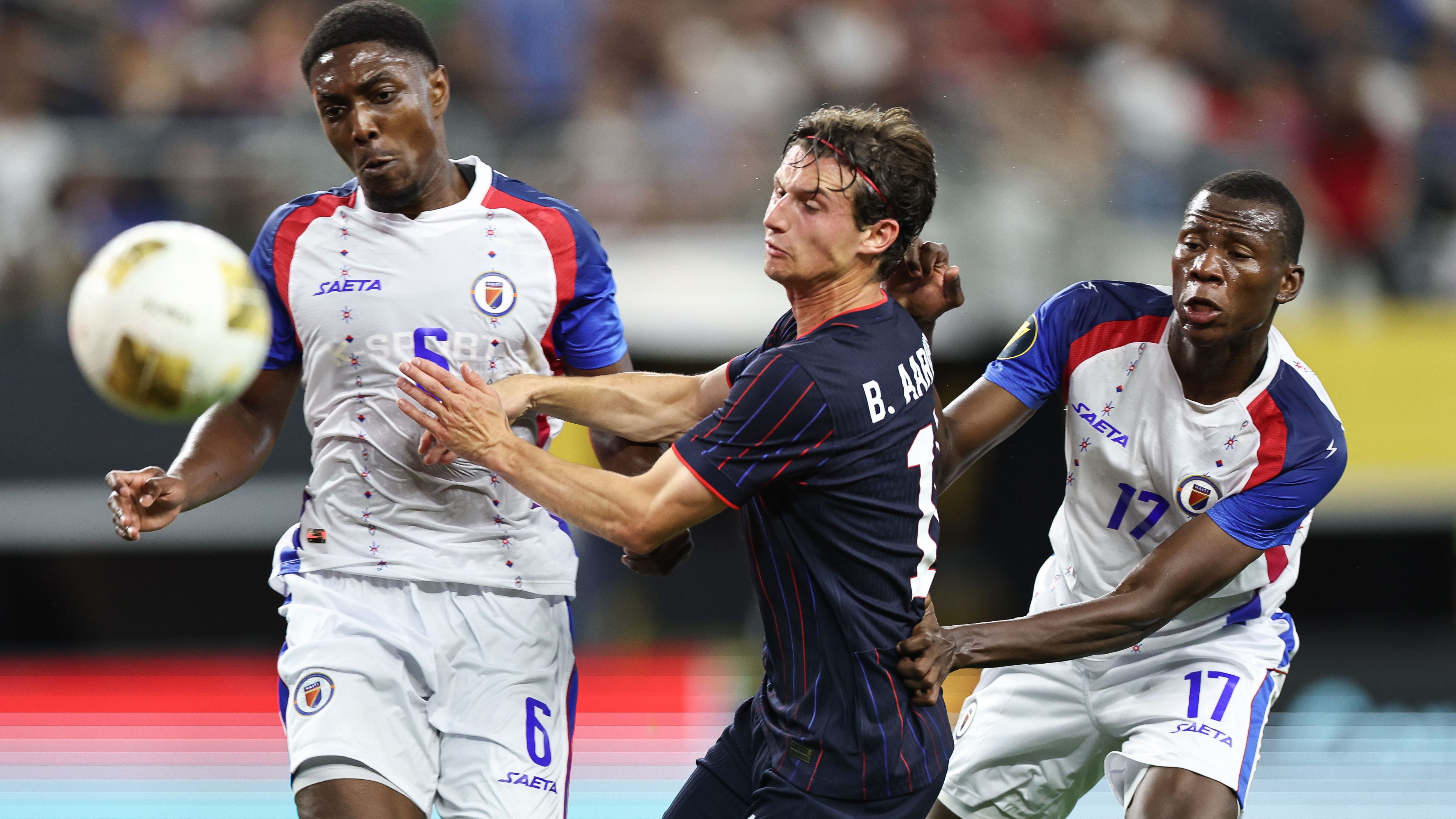 <strong>Haiti</strong><br>Nur unwesentlich weniger sensationell qualifizierte sich Haiti für die kommende Weltmeisterschaft. Das Nachbarland der Dominikanischen Republik überholte am letzten Spieltag der CONCACAF-Qualifikation durch ein 2:0 gegen Nicaragua noch das WM-erfahrene Honduras, das nicht über ein 0:0 gegen Costa Rica hinauskam.