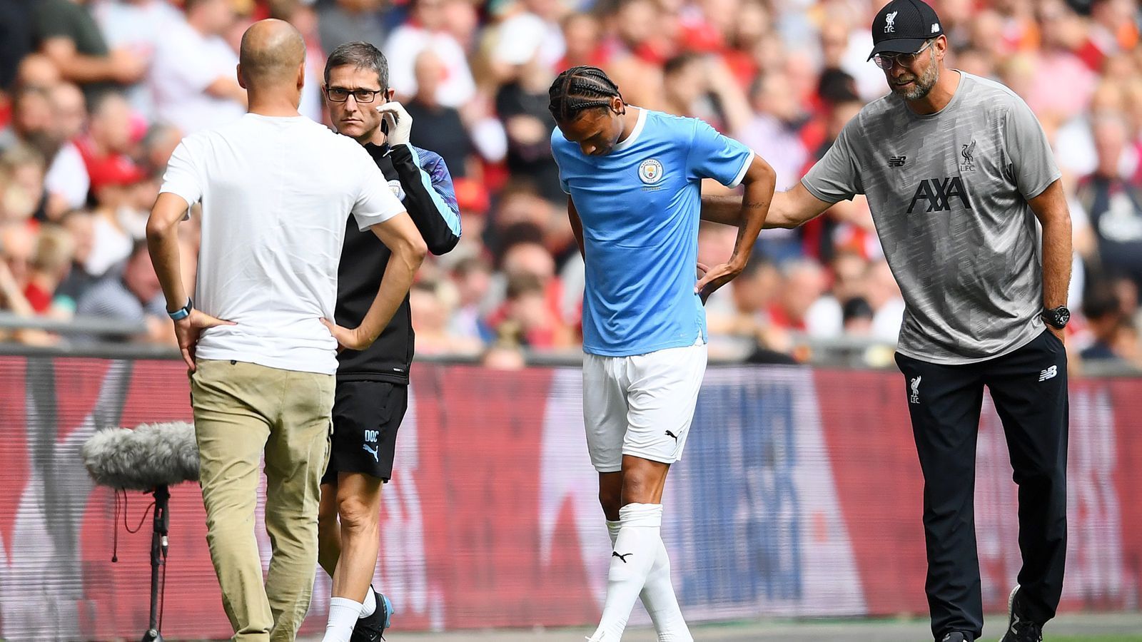 
                <strong>Leroy Sane gegen Liverpool</strong><br>
                Dann ging es weiter in Richtung Pep Guardiola. Der erkundigte sich zunächst nach dem Gesundheitszustand seines Schützlings.
              