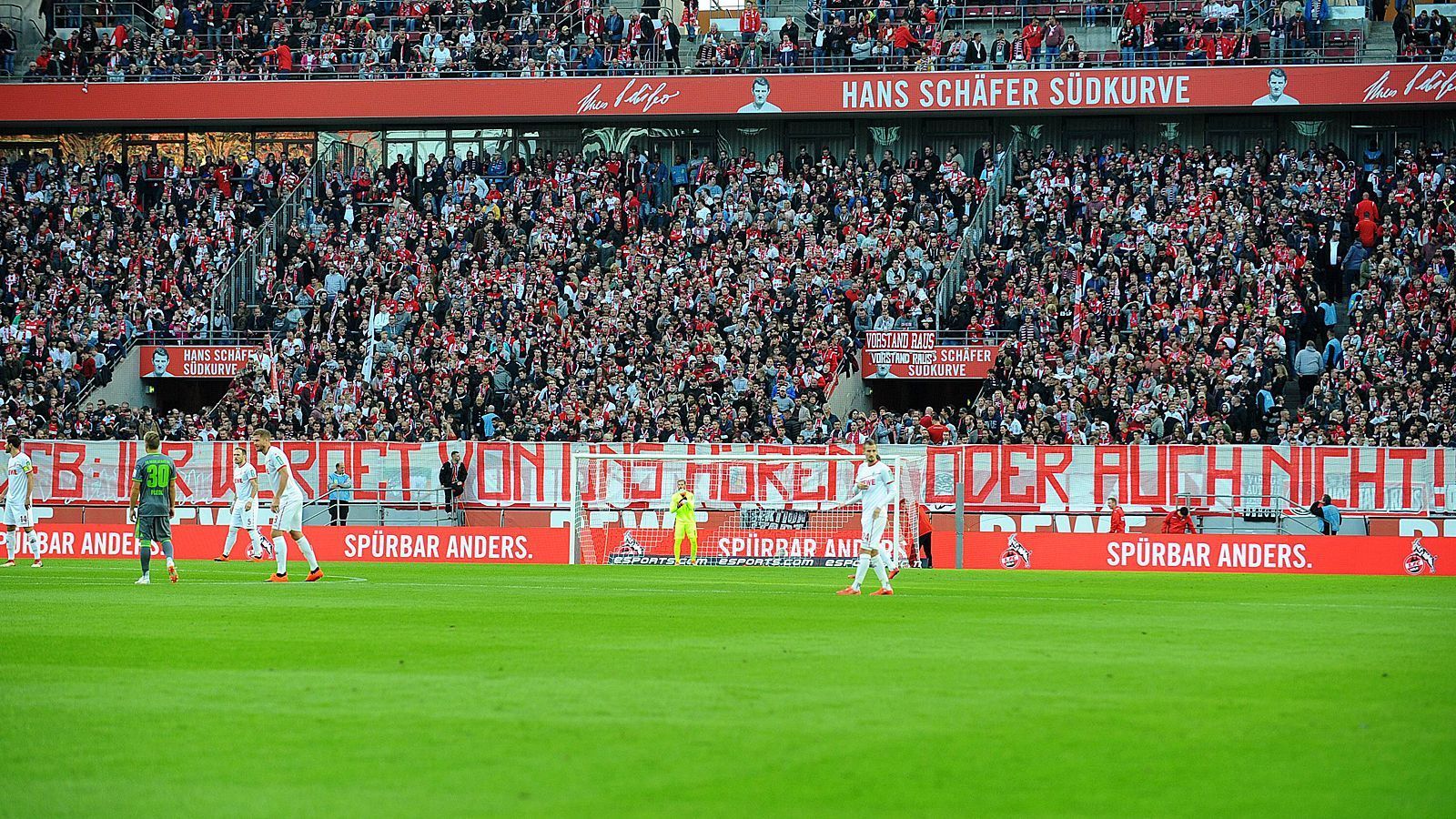 
                <strong>Fan-Protest in Köln</strong><br>
                Oder in Köln, wo die Fans gleich die ganze Breite der Kurve ausnutzten.
              