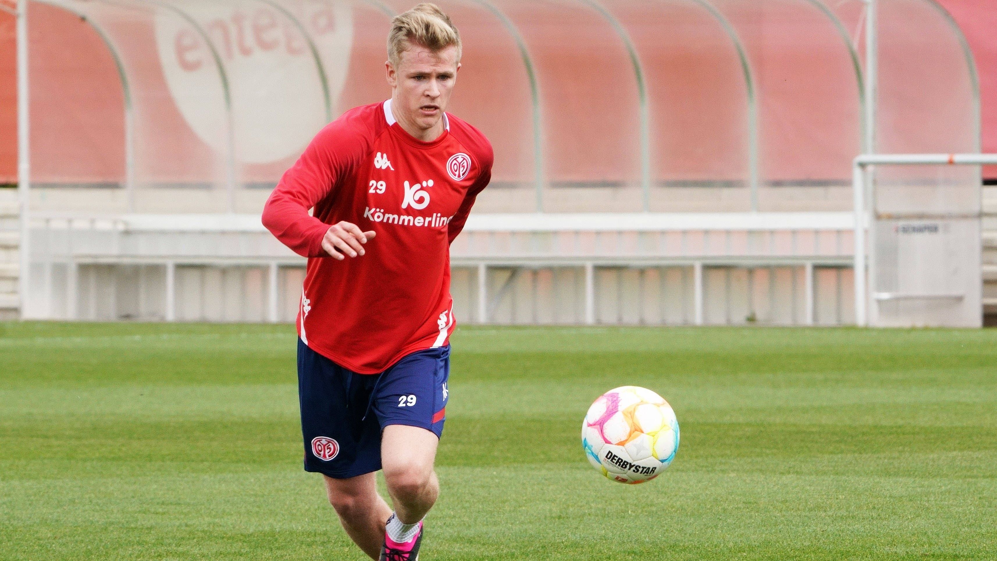 <strong>Jonathan Burkardt (1. FSV Mainz 05)<br></strong>Jonathan Burkardt ist ein Produkt der Mainzer Jugendschmiede, stand in seiner Profikarriere noch nie für einen anderen Klub auf dem Platz. Wie es mit dem Stürmer weitergeht, ist noch nicht geklärt. Seit dem Januar fällt der 23-Jährige wegen einer Knie-OP aus, Berichte über eine Verlängerung gab es bislang nicht.
