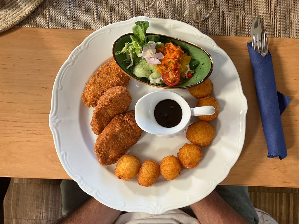 Schweinemedaillons im Parmesanmantel mit hausgemachten ...