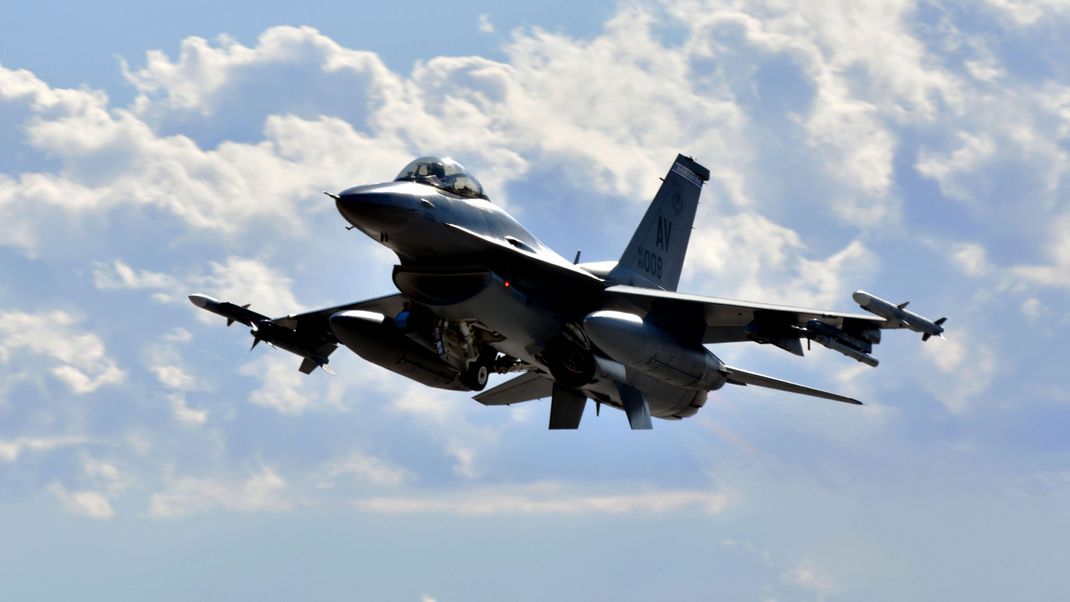 Auf diesem von der US-Luftwaffe zur Verfügung gestellten Bild hebt eine F-16 Fighting Falcon der 510th Fighter Squadron während der Red Flag 24-1 auf dem Luftwaffenstützpunkt Nellis, Nevada, ab.