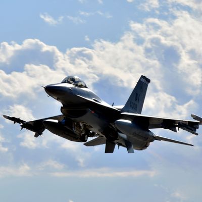 Auf diesem von der US-Luftwaffe zur Verfügung gestellten Bild hebt eine F-16 Fighting Falcon der 510th Fighter Squadron während der Red Flag 24-1 auf dem Luftwaffenstützpunkt Nellis, Nevada, ab.