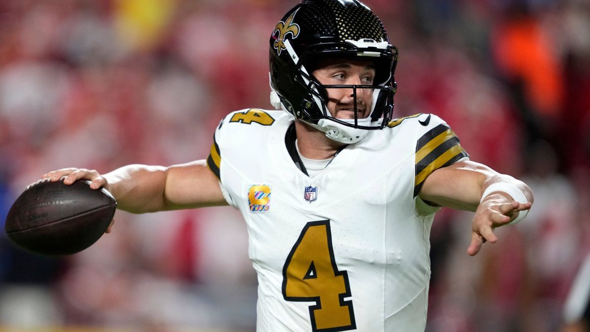 Saints Derek Carr unloads a pass During Monday Night Football at Arrowhead Stadium in Kansas City, Missouri on October 7, 2024. PUBLICATIONxINxGERxSUIxAUTxHUNxONLY KCP2024100725 JONxROBICHAUD