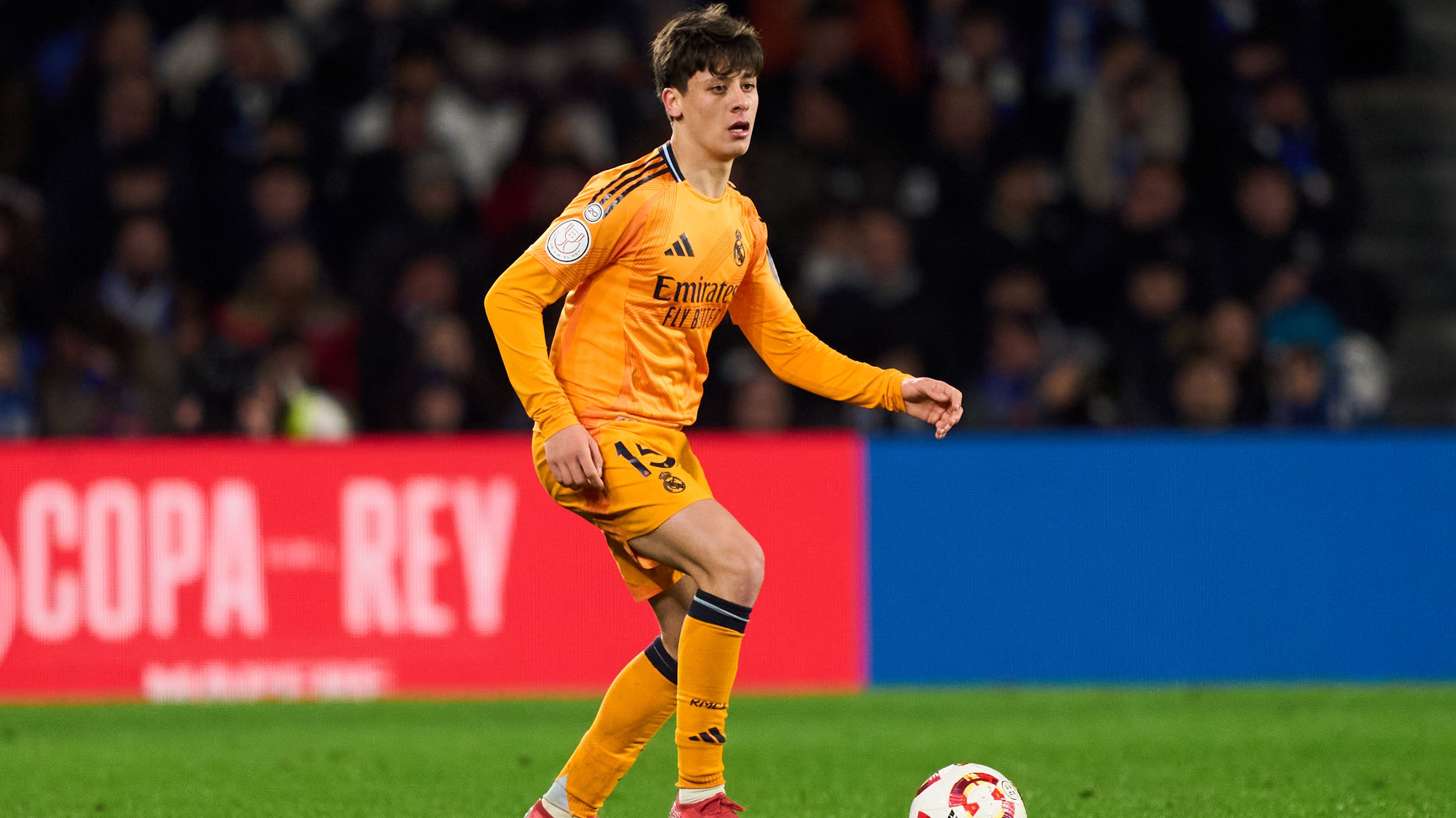 <strong>Arda Güler (Real Madrid)</strong><br>Bei Real Madrid kam Supertalent Arda Güler zuletzt nur selten zum Einsatz, daher stand wohl bislang eine Leihe ab dem Sommer 2025 im Raum. Doch nun soll der 20-Jährige laut dem Portal "Relevo" eine noch klarere Zukunftsentscheidung getroffen haben. Demnach wolle Güler die "Königlichen" demnächst dauerhaft verlassen. Nachdem Coach Carlo Ancelotti ...