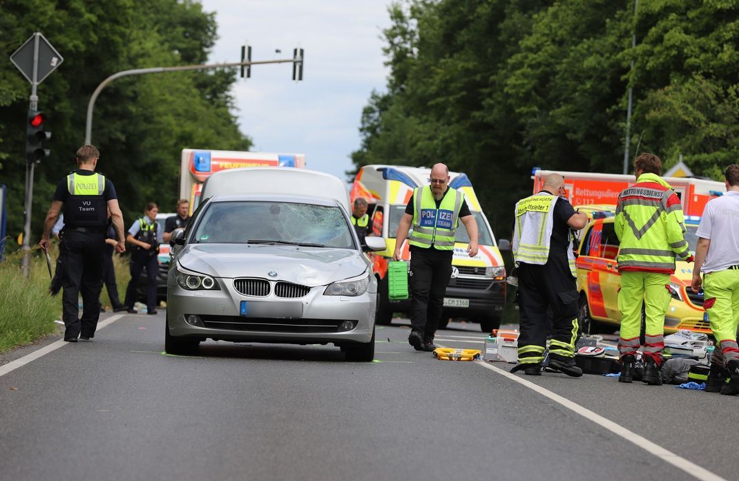 Ein 20-jähriger Autofahrer ist laut Polizei in die Gruppe gefahren, als diese eine Straße überquerte.