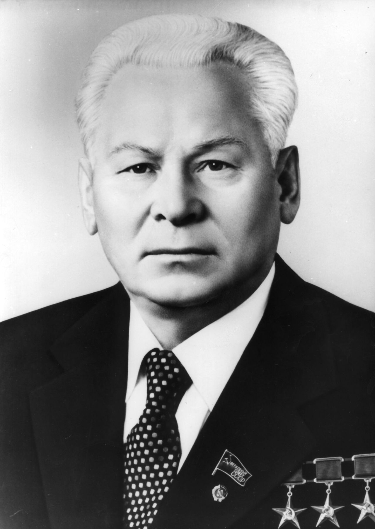 Konstantin Ustinowitsch Tschernenko: geboren 1911 in Sibirien, gestorben 1985 in Russland. Übernahm 1984 das Amt des sowjetischen Staatsoberhauptes, starb aber innerhalb des ersten Jahres seiner Herrschaft.