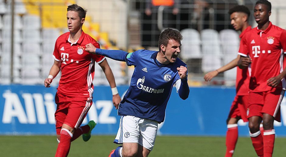 
                <strong>U19 Schalke</strong><br>
                Deutlich mehr Freude bereitet in dieser Saison die U19. Zwar schied das Team bei der vierten Teilnahme zum vierten Mal in der Gruppenphase der Youth League aus - diesmal waren PSV Eindhoven und Atletico Madrid zu stark -, doch in der heimischen Süd-/Südwest-Staffel der A-Junioren-Bundesliga gewann der FCB erstmals nach sechs Jahren wieder die Meisterschaft. Im Halbfinale drehte die Elf von Trainer Holger Seitz gegen den FC Schalke 04 eine 1:3-Hinspielpleite und qualifizierte sich so noch für das Meisterschaftsfinale gegen Borussia Dortmund.
              