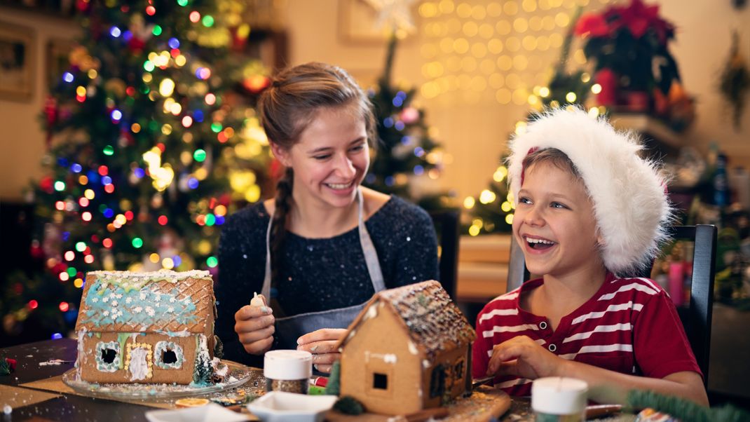 Alle Jahre wieder: Den größten Spaß bringt das Verzieren der Lebkuchenhäuser! Vielleicht backst du in diesem Jahr das Haus sogar selbst?