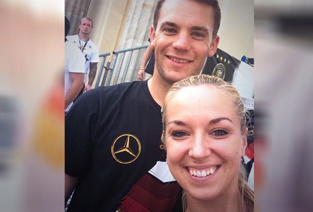 
                <strong>Lisickis Weltmeister-Selfies</strong><br>
                Auf der Fanmeile in Berlin gibt es ein Selfie mit Torwart-Held Manuel Neuer.
              