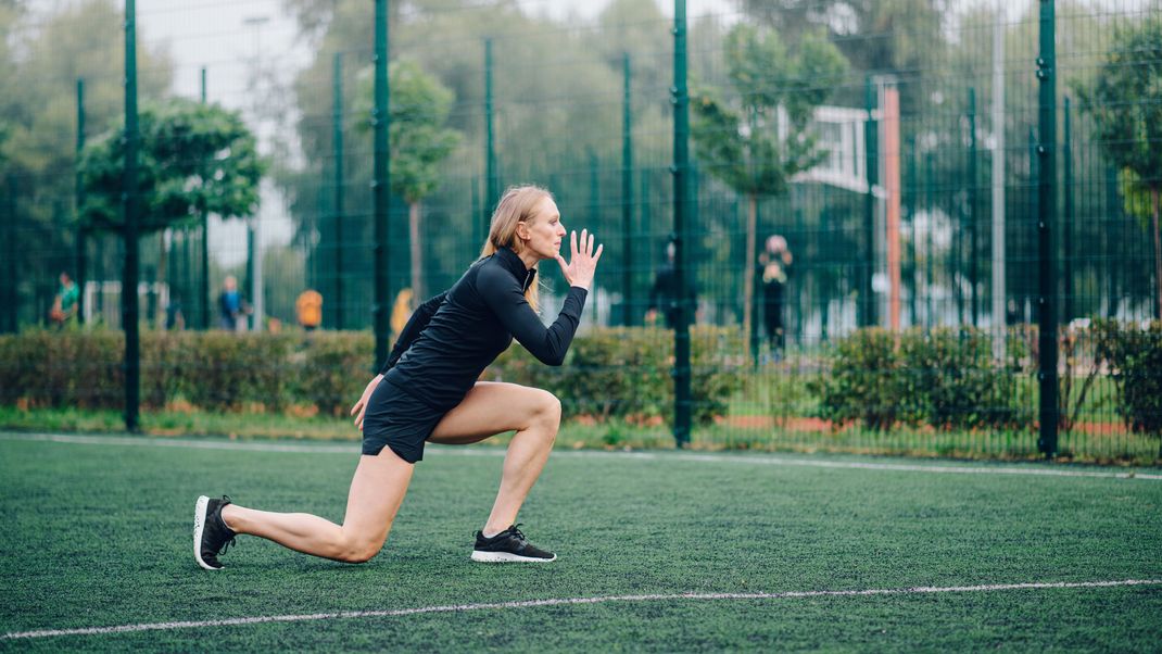 Der Jumping Lunge ist eine Weiterentwicklung des traditionellen Lunge. Wie der Name schon verrät, wird beim Jumping Lunge ein Sprung zur Übung hinzugefügt. 