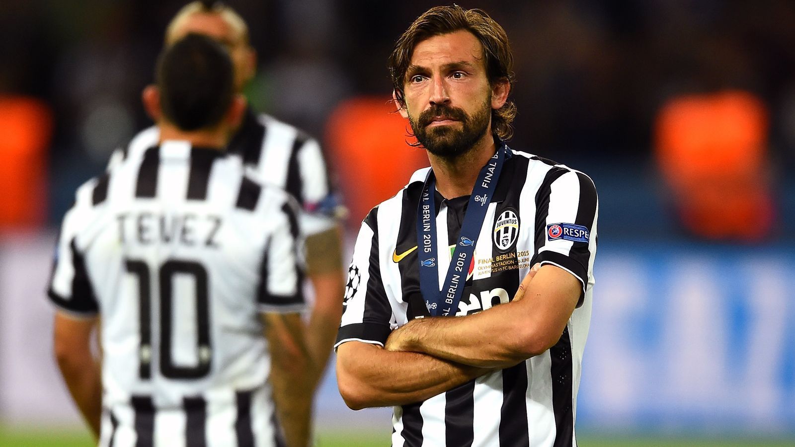 
                <strong>Andrea Pirlo</strong><br>
                "Il Maestro" war wohl neben Paul Pogba die bislang beste ablösefreie Verpflichtung, die die Verantwortlichen von Juventus vollzogen haben. Als er 2011 beim AC Mailand aussortiert wurde, schlugen die Turiner zu und verpflichteten den genialen Mittelfeldspieler kurzerhand. Er führte die Schwarz-Weißen zu vier Meistertiteln in Folge, der ganz große Abschied als Spieler blieb ihm jedoch verwehrt. Im Champions-League-Finale 2015 mussten sich Juve und Pirlo dem FC Barcelona geschlagen geben - anschließend wechselte der Weltmeister von 2006 in die MLS zum New York City FC, wo er seine aktive Laufbahn beendete. Im Sommer 2020 kehrte Pirlo als Trainer zur "Alten Dame" zurück, wurde aber nach nur einer Saison entlassen. Heute coacht der 43-Jährige den türkischen Erstligisten Fatih Karagümrük.
              