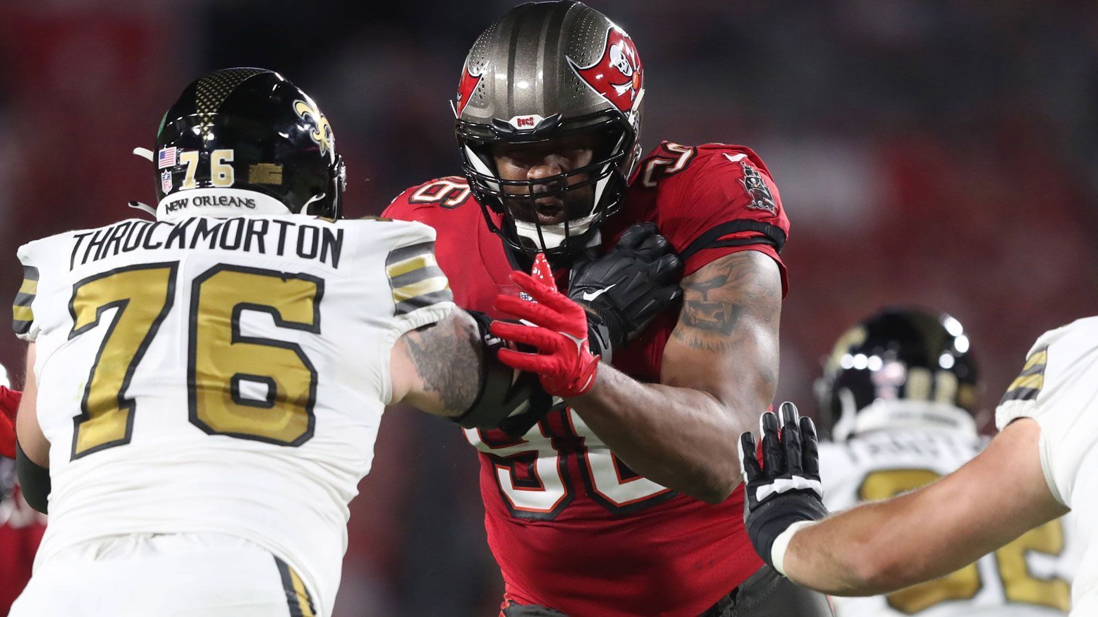
                <strong>Hohe Hürde für die Bucs</strong><br>
                Im direkten Vergleich am Sonntag (ab 22:25 Uhr ive auf ProSieben und ran.de) muss die Defensive Front der Bucs liefern. Einerseits, um Burrow irgendwie aus dem Konzept zu bringen und andererseits, um die Running Backs Joe Mixon und Samaje Perine am Boden zu stoppen. Von einer Etablierung des eigenen Laufspiels ganz zu schweigen, wobei damit in dieser Saison nicht mehr zu rechnen ist. Zudem sollten Big Plays unterbunden werden - sieht Burrow allzu oft offene Receiver Downfield, müssen Brady und seine Offense gegen die erstarkte Bengals-Defense ein Feuerwerk abbrennen, um das Spiel offen zu halten. Und dies gehört wahrlich nicht zu den Stärken, erst ein einziges Mal gelangen in dieser Saison mehr als 30 Punkte.
              