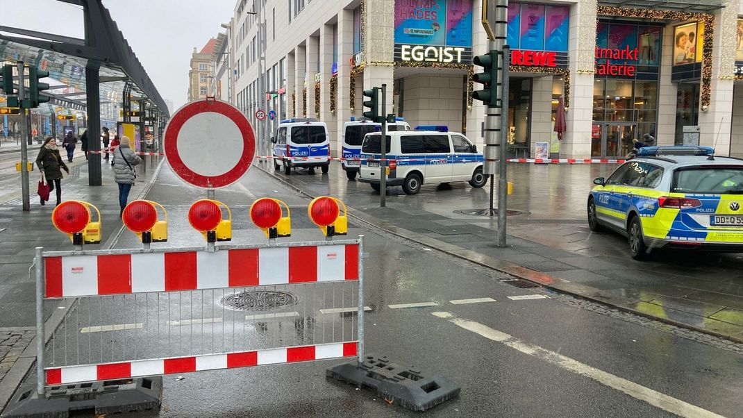 Die Polizei ist bei einer Geiselnahme in Dresden im Einsatz.