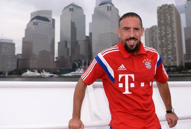 
                <strong>Bayern Münchens US-Tour</strong><br>
                Franck Ribery lässt sich als Andenken noch vor der Skyline Manhattans fotografieren. Wer weiß, wann man wieder die Gelegenheit dazu hat?!
              