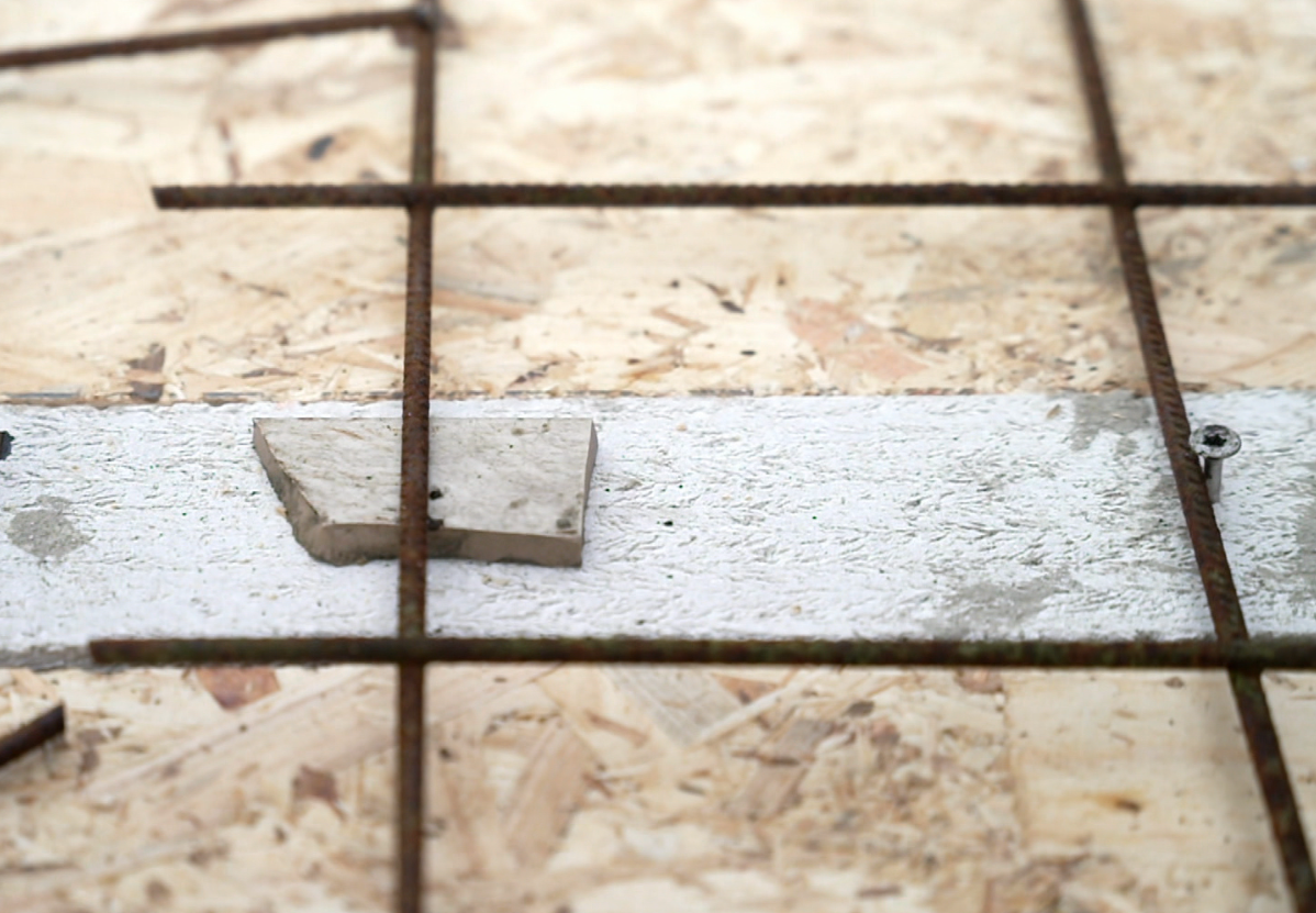 Schritt 4: Holzplatten und Porenbeton werden mit Schrauben verbunden und ein Betongitter sorgt für den Schutz der Platten. Anschließend wird der Beton angerührt, auf den Holzplatten verteilt und mit einer Holzlatte oder Zollstock glatt abgezogen. Nun sollte der Beton über Nacht trocknen. Die Holzverkleidung wird anschließend abgenommen.