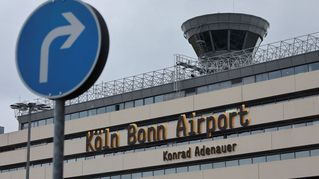 Am Flughafen Köln/Bonn ist ein Mann absichtlich in Menschen gefahren.