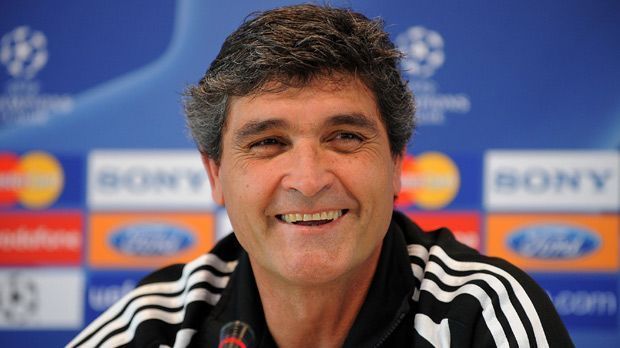 
                <strong>Juande Ramos</strong><br>
                Juande Ramos: Wieder musste eine Interimslösung gefunden werden. Die Wahl fiel auf den zuvor in Sevilla sehr erfolgreichen Ramos. Doch auch er konnte das Ruder nicht mehr herumreißen. Fünf Spieltage vor Schluss kassierte Real unter ihm eine katastrophale 2:6-Heimklatsche gegen Barcelona. Damit waren jegliche Chancen auf den Meistertitel dahin und Real verlor auch noch die restlichen Saisonspiele allesamt.
              