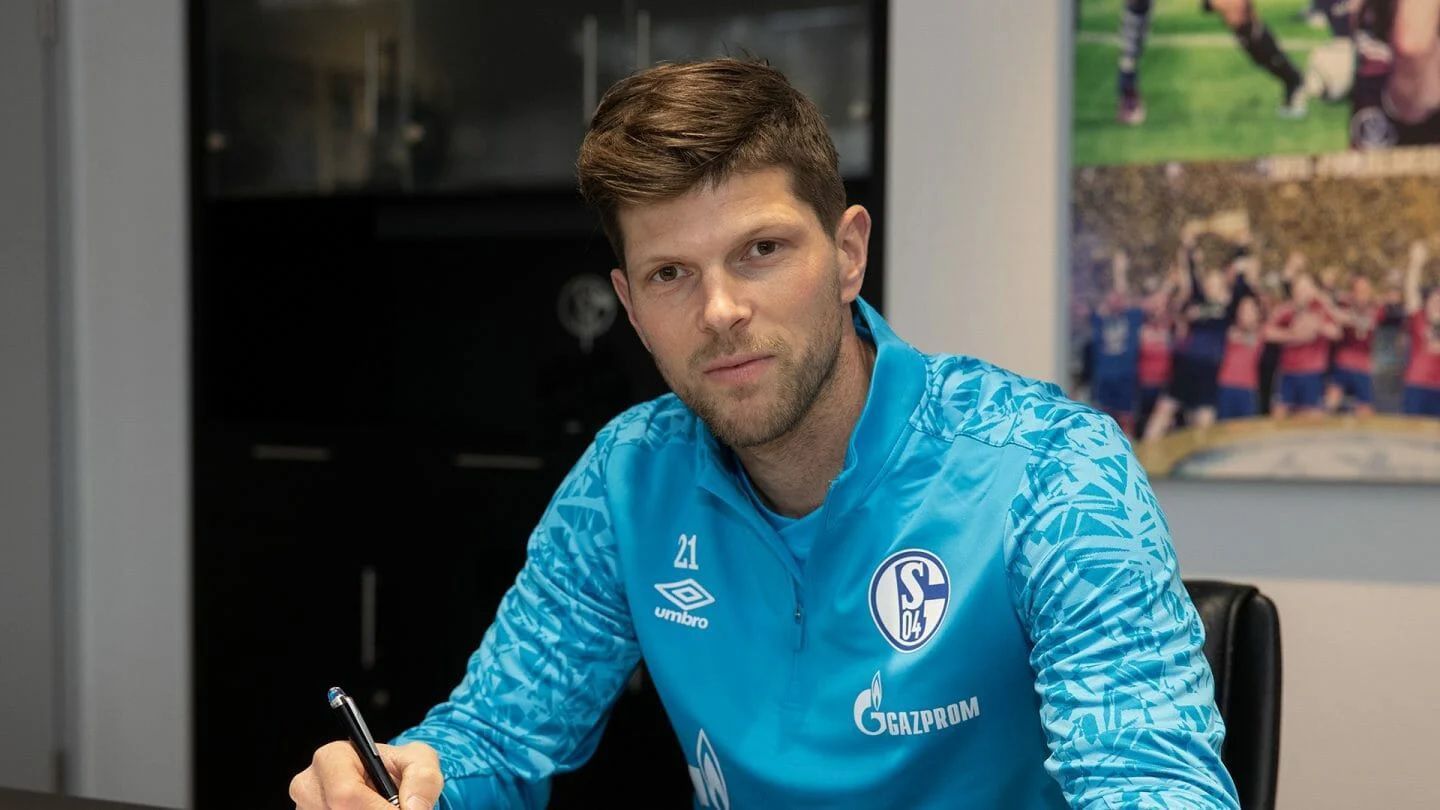 
                <strong>Klaas-Jan Huntelaar (FC Schalke 04)</strong><br>
                Die Rückkehr ist perfekt - Klaas-Jan Huntelaar stürmt wieder für den FC Schalke 04. Wie der Tabellenletzte der Bundesliga am Dienstag bekannt gab, hat der 37-Jährige einen Vertrag bis zum Saisonende unterschrieben und erhält die Rückennummer 21. Damit trägt der "Hunter" knapp dreieinhalb Jahre nach seinem Wechsel zu Ajax Amsterdam wieder das Trikot der Königsblauen. "Wir müssen Spiele gewinnen, müssen dafür Tore schießen, um aus dem Tabellenkeller zu klettern. Ich will meinen Teil dazu beitragen, dass wir den Klassenerhalt schaffen. Schalke gehört in die 1. Bundesliga. Es liegt jetzt in unserer Verantwortung, dass das auch so bleibt", sagt Huntelaar, der in 240 Pflichtspielen für die Schalke 126 Tore erzielte.
              