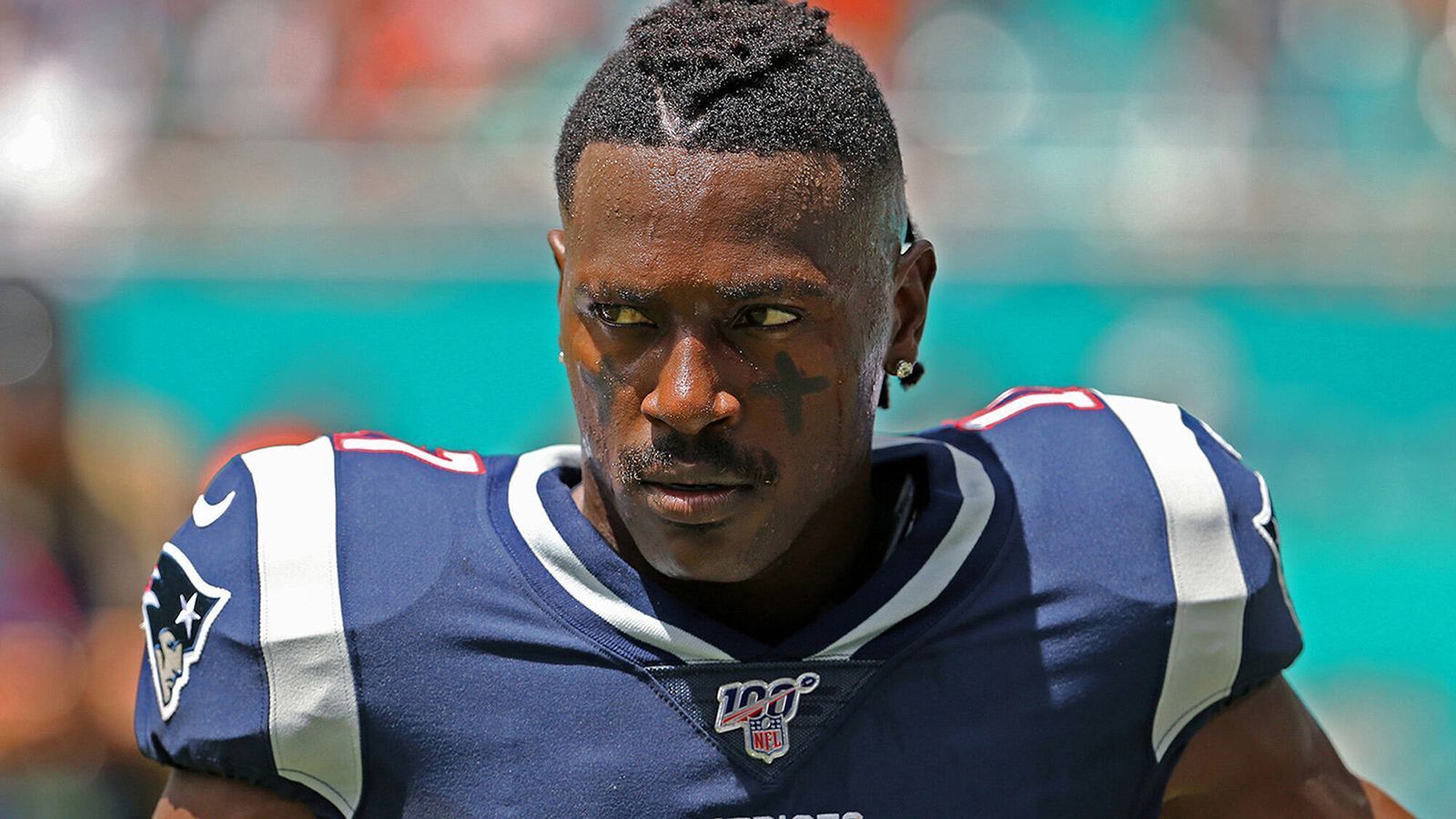 
                <strong>Wie kam es zum Rücktritt?</strong><br>
                Im September 2019 unterschrieb Brown mit vielen Nebengeräuschen bei den New England Patriots, die ihn nicht einmal zwei Wochen später schon wieder entließen. Es folgten zahlreiche Verfehlungen neben dem Feld. Erst zeigte ihn eine Frau wegen sexuellem Missbrauch und Körperverletzung an, dann eskalierte ein Streit mit einem Umzugsunternehmen. Auch in diesem Fall wurden Brown im Januar Körperverletzung, Diebstahl, Einbruch und weitere Straftaten vorgeworfen.
              