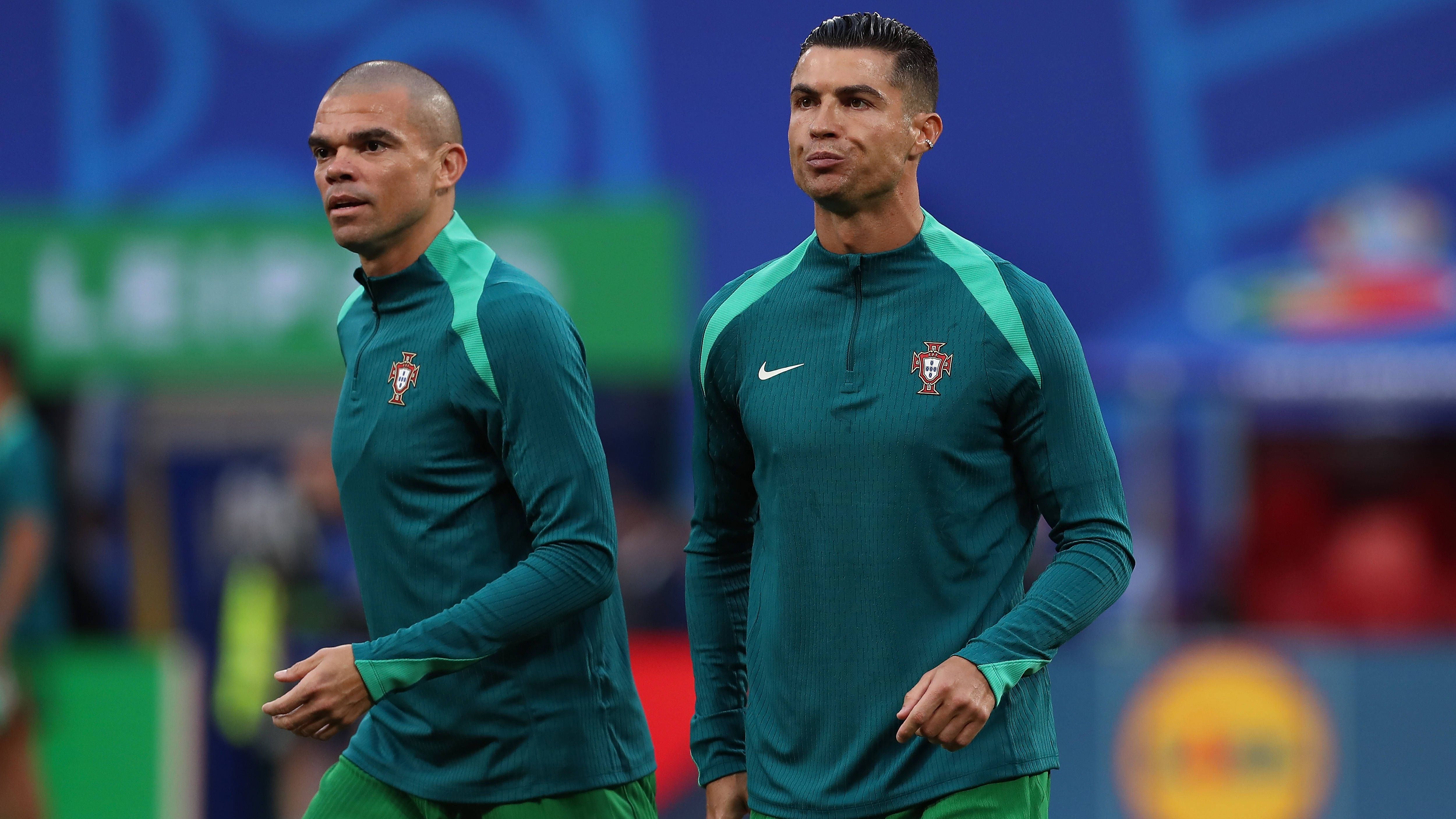 <strong>Rekord-Männer</strong><br>Links: Pepe, der älteste EM-Spieler in der Geschichte. Rechts: Cristiano Ronaldo, der Spieler mit den meisten EM-Teilnahmen. Mehr EM-Rekorde gibt's <a target="_blank" href="https://www.ran.de/sports/fussball/europameisterschaft/news/rekorde-der-em2024-sechste-teilnahme-ronaldo-mit-naechstem-rekord-390569">hier</a>.