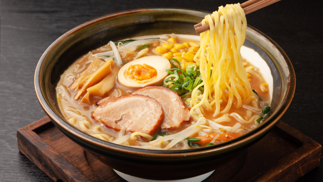 Japanische Ramen schmecken lecker und können einfach selbst zubereitet werden. Probier doch mal unsere drei unwiderstehliche Varianten!