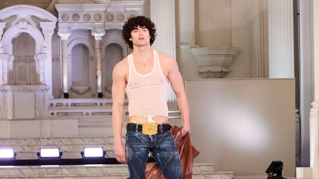Was ist da los? Dieses Male Model macht den Laufsteg im String-Tanga unsicher