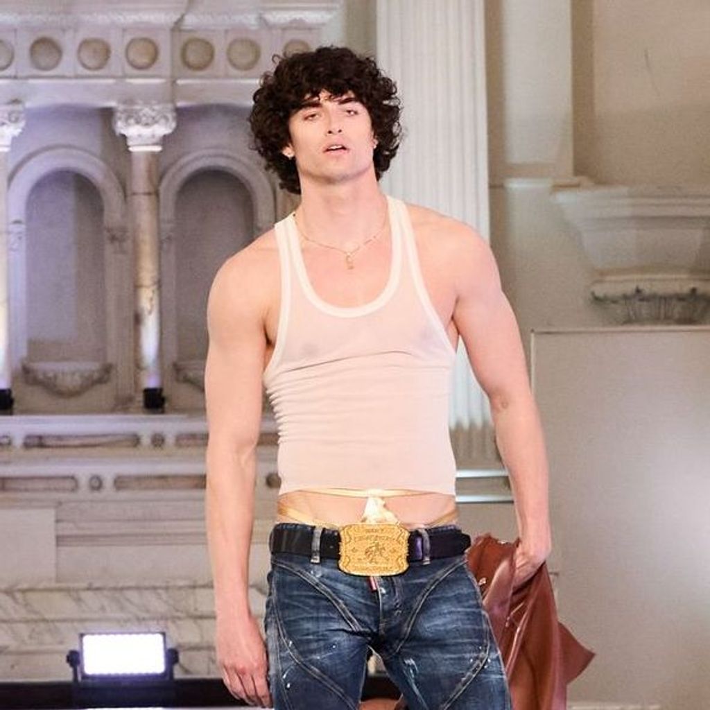 Was ist da los? Dieses Male Model macht den Laufsteg im String-Tanga unsicher